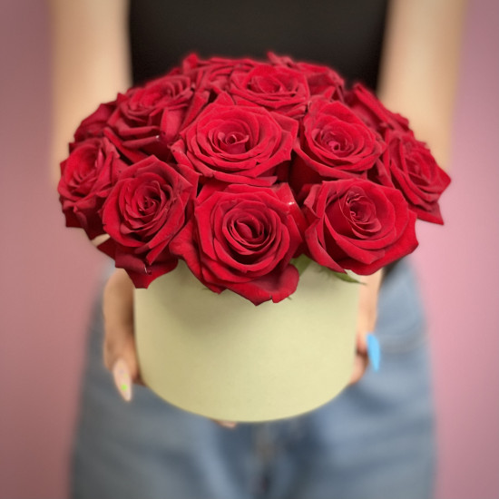 Букеты из роз Красные розы в шляпной коробке XS