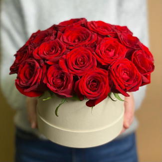 Цветы в коробке Красные розы в шляпной коробке