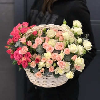 Букеты из роз 25 кустовых роз в корзине S