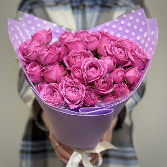 15 малиновых кустовых пионовидных роз
