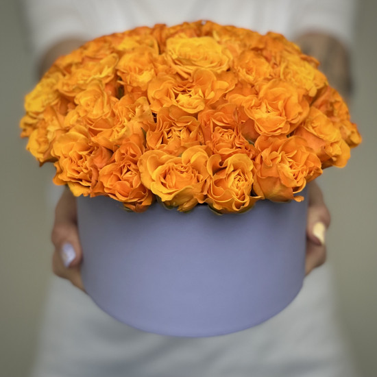 Букеты из роз Оранжевые розы в шляпной коробке S