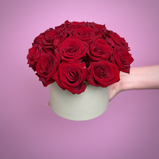 Букеты из роз Красные розы в шляпной коробке XS
