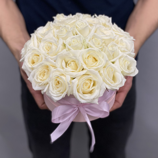 Цветы в коробке Белые розы в шляпной коробке